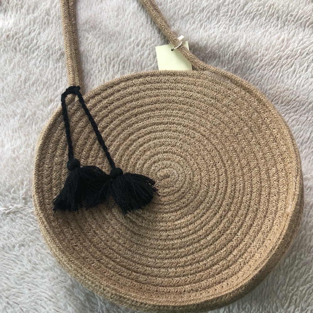 Woven jute circle bag with tassels